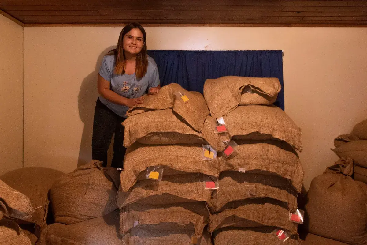 Sacos de café en la bodega de la finca