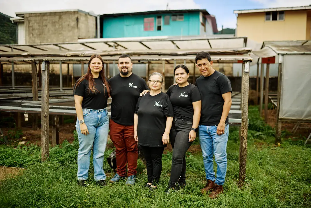 El equipo de Alto el Vapor en el secadero