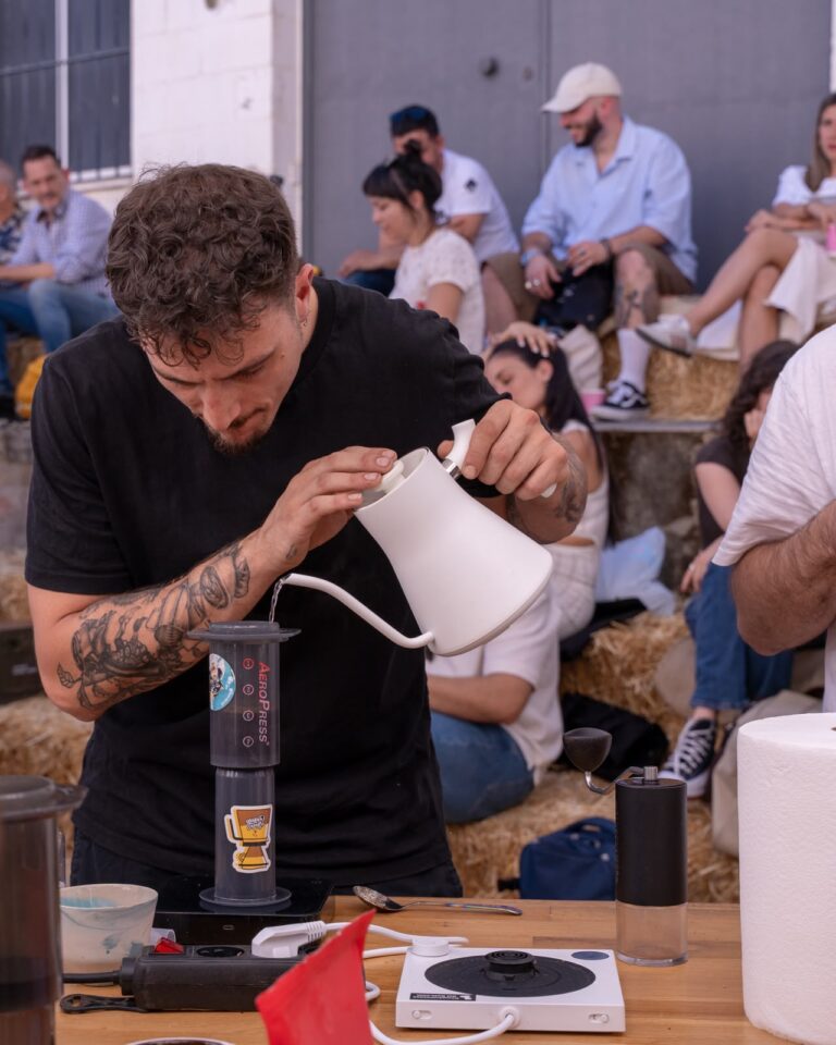 Carlos «Mapache» preparando cafe en AeroPress durante un evento de cafe de especialidad