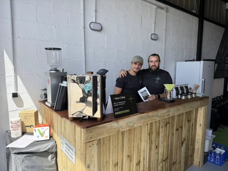 Vista completa de la barra de Naos Coffee montada para la degustación en la inauguración de Valkyria Box.