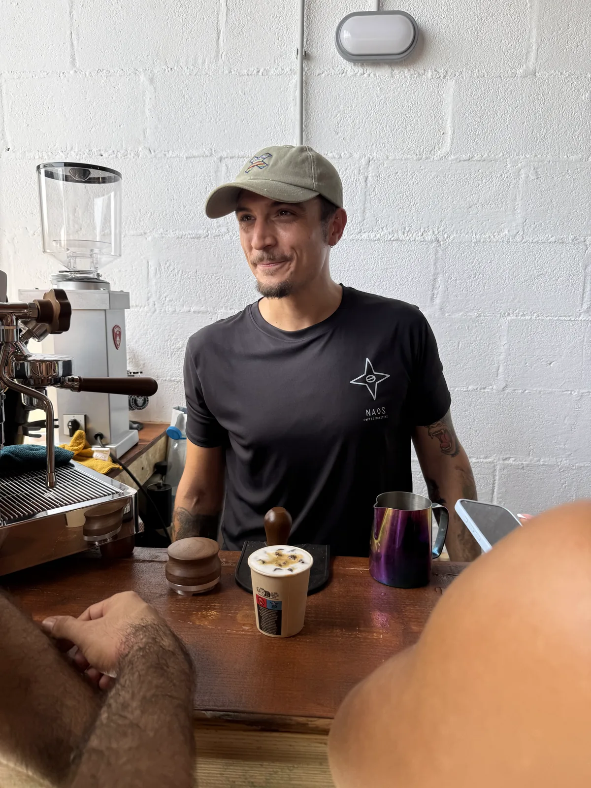 Iced latte servido sobre la barra de Naos Coffee durante la inauguración de Valkyria Box.