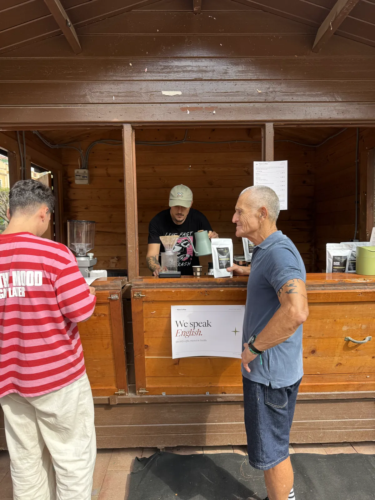 Dos clientes charlando en la barra de la caseta de Naos Coffee durante la escala de cruceros en el Parque Hernández.